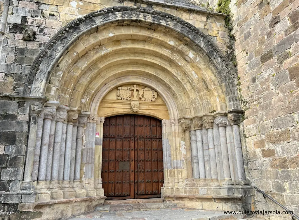 Detalle de la portada románica de la iglesia de San Vicente de la Barquera