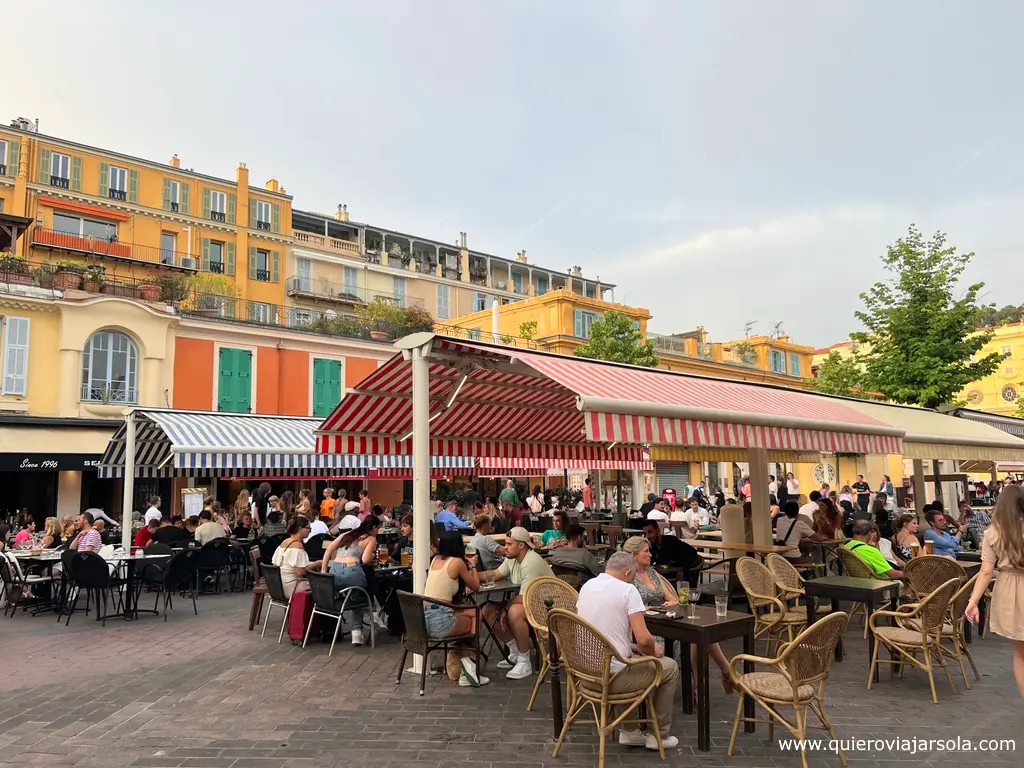 El Cours Saleya abarrotado de gente cenando en las terrazas por la tarde