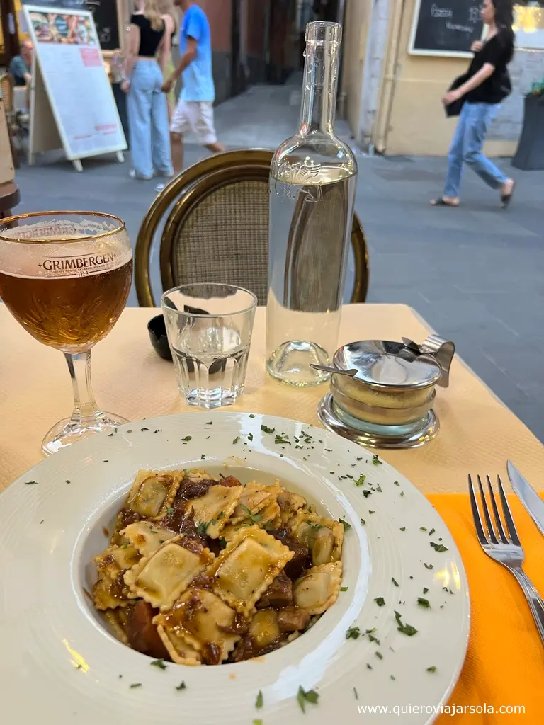 Plato de ravioli daube, cerveza y agua en mi mesa