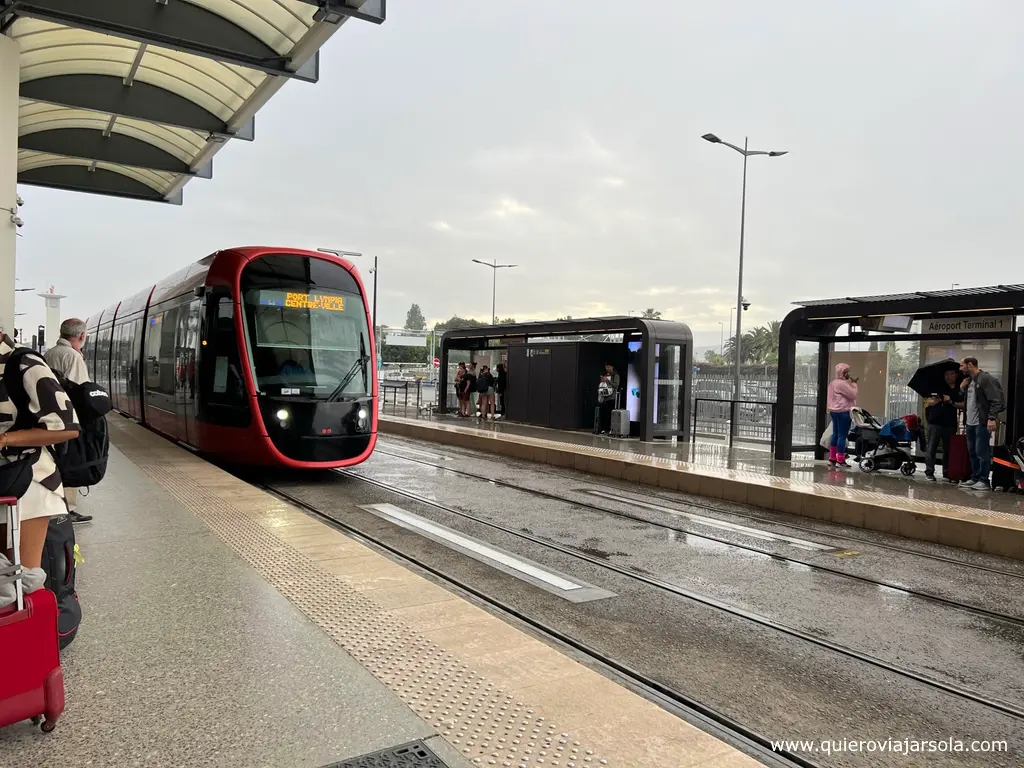 Tranvía llegando a la parada del aeropuerto de Niza