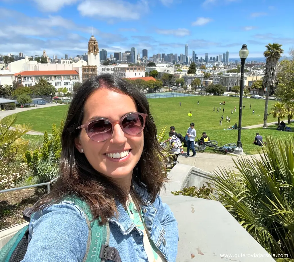 Yo en Dolores Park disfrutando de las vistas al parque con los rascacielos de fondo