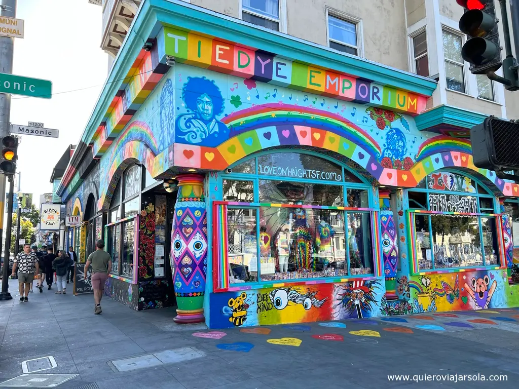 Una colorida tienda haciendo esquina en el barrio de Haight-Ashbury