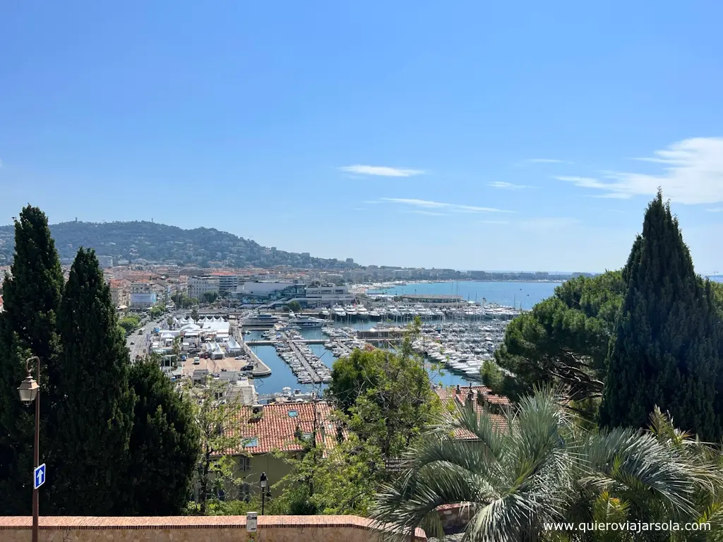 Vista del puerto de Cannes desde el barrio de Le Suquet