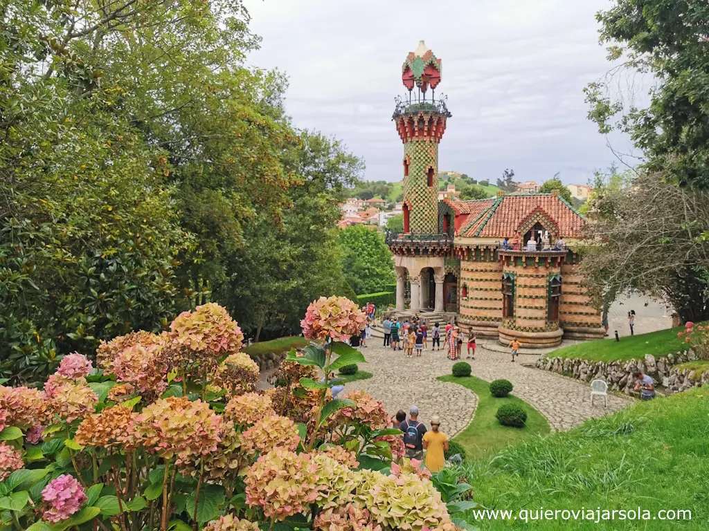 El Capricho en Comillas rodeado por su jardín en una tarde de verano