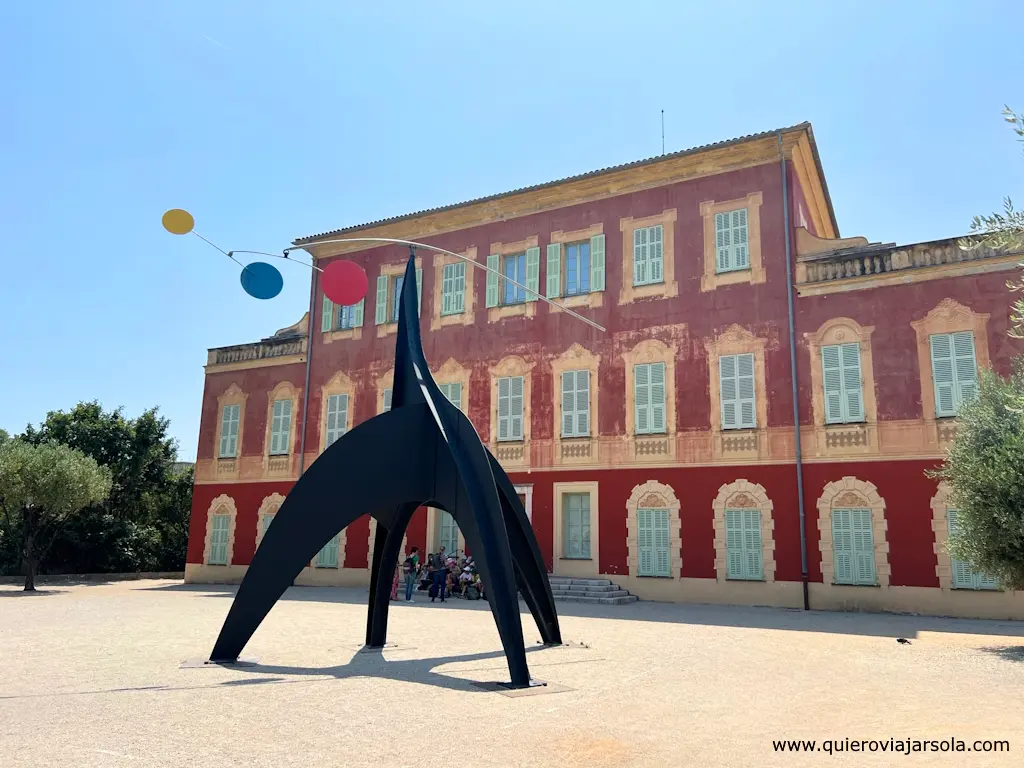 Fachada en tonos rojizos del Museo Matisse y la escultura en la plaza