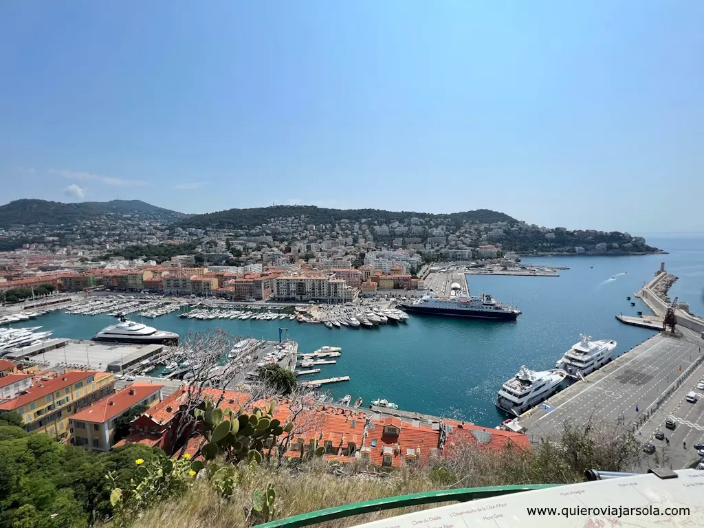 Vista del Port Lympia desde lo alto de la colina del castillo