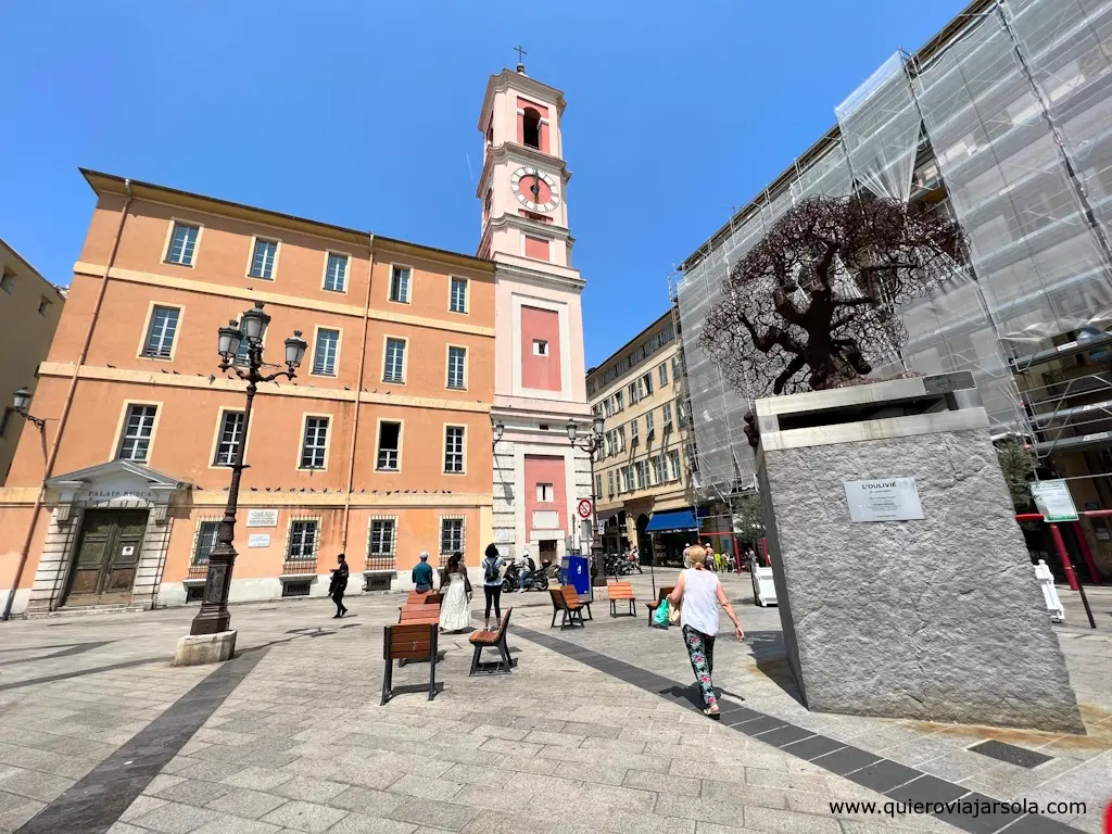 Plaza de la Torre de Reloj, en rosado, con una estatua