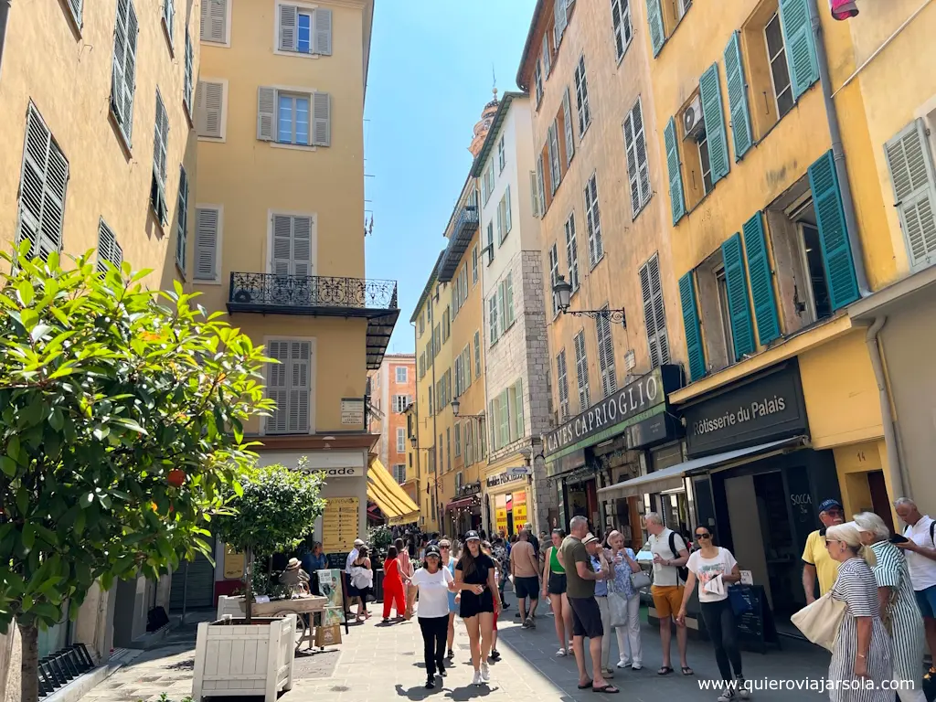 Una colorida calle del Vieux Nice