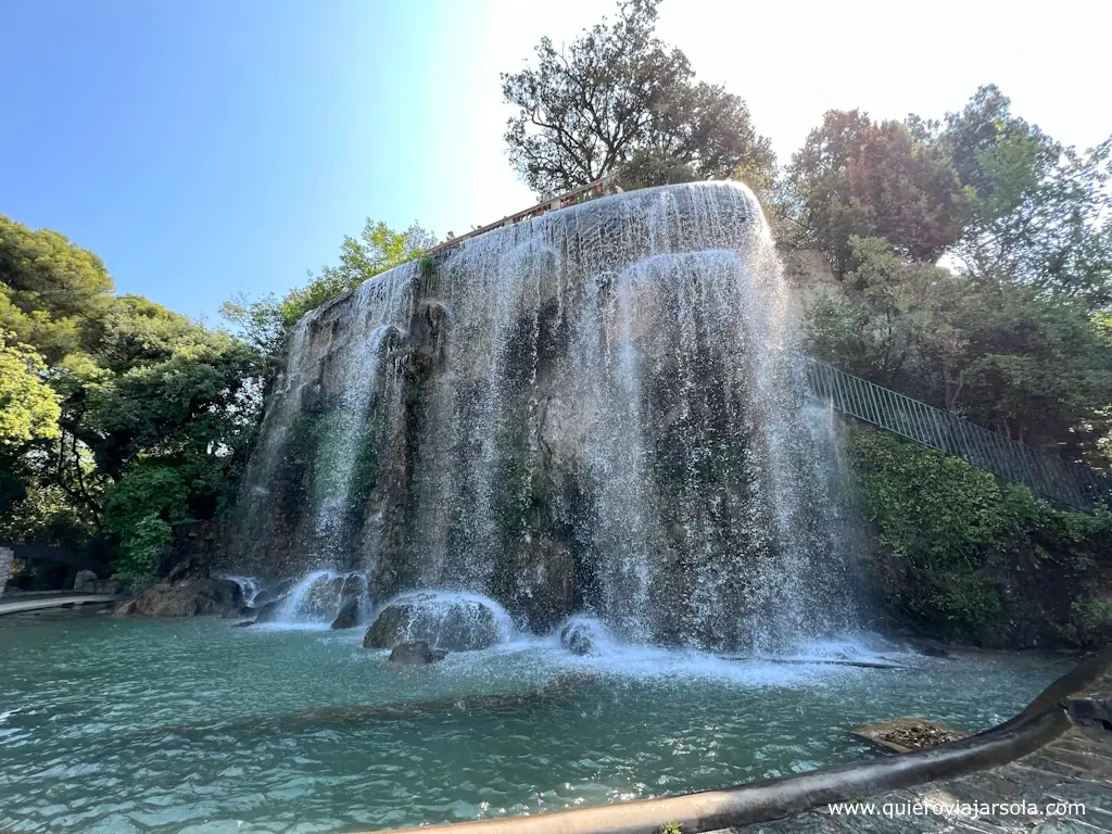 Caída de la cascada en la colina del Castillo de Niza