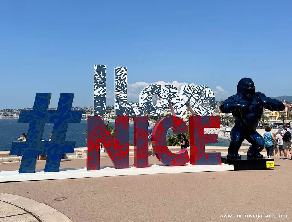 Letras de Niza ("#ILoveNice") con los colores de la bandera francesa y una estatua de un gorila la lado