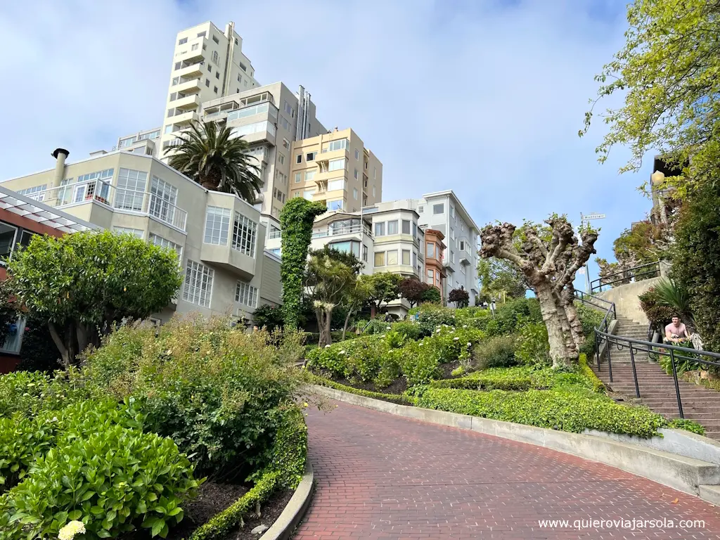 Una de las curvas de la mítica calle Lombard Street