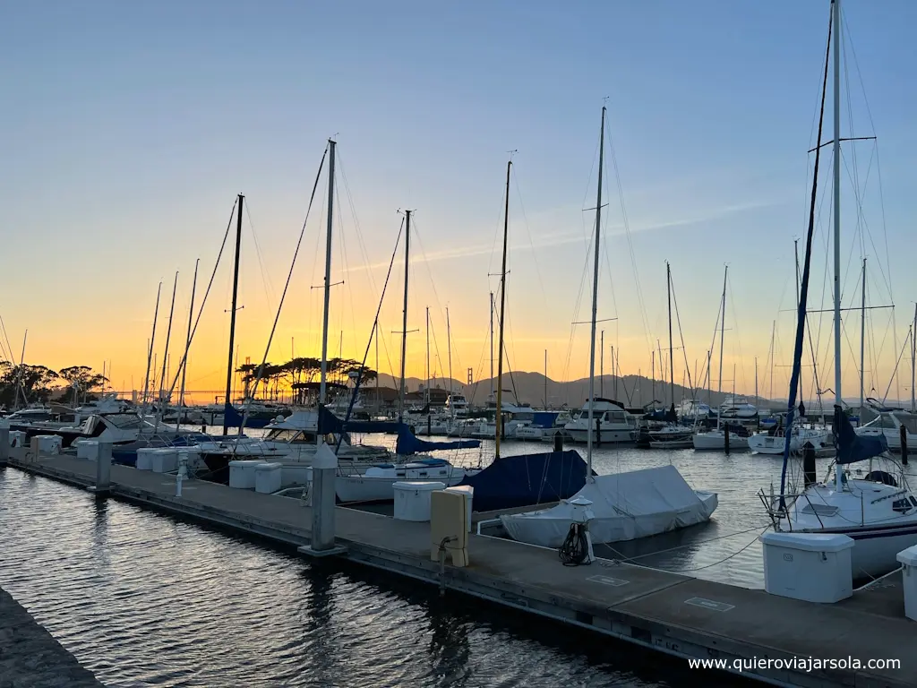 Barcos en el puerto de la Marina District al atardecer