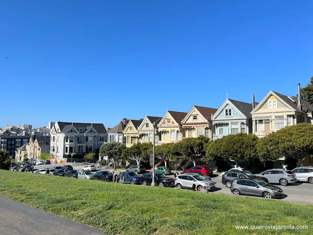 Las Painted Ladies desde el parque de la plaza frente a ellas