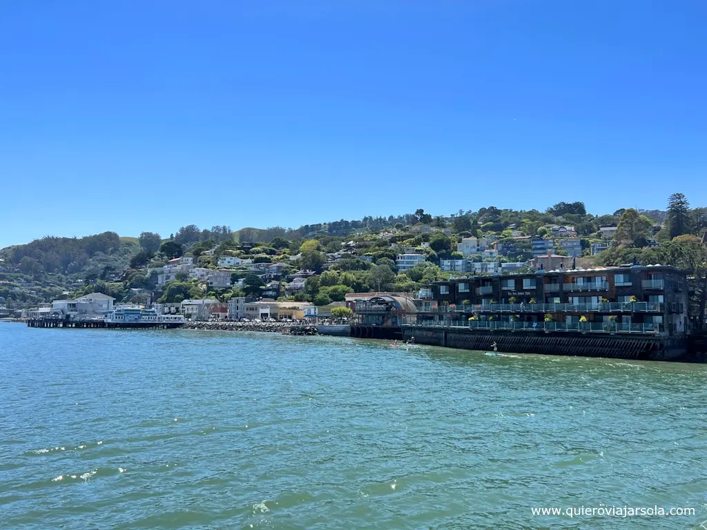 Vista de la ciudad de Sausalito desde el ferry de vuelta a SF