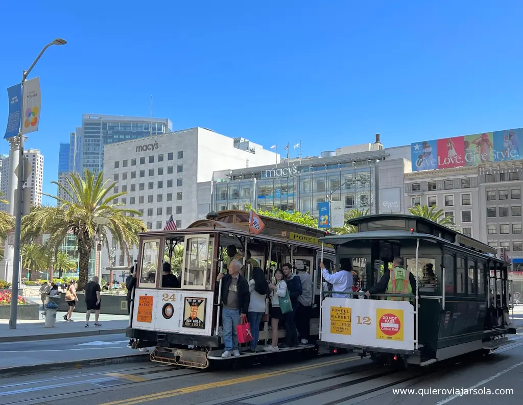 Dos tranvías en Union Square, uno de los principales lugares de San Francisco