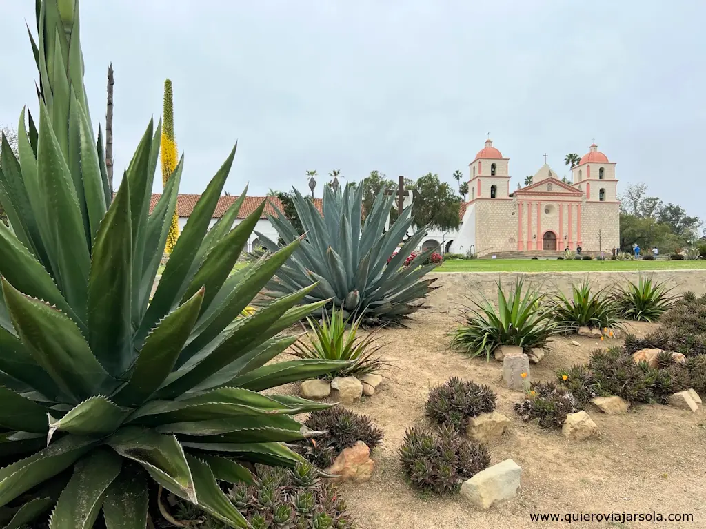 La misión de Santa Bárbara desde el jardín frente a ella