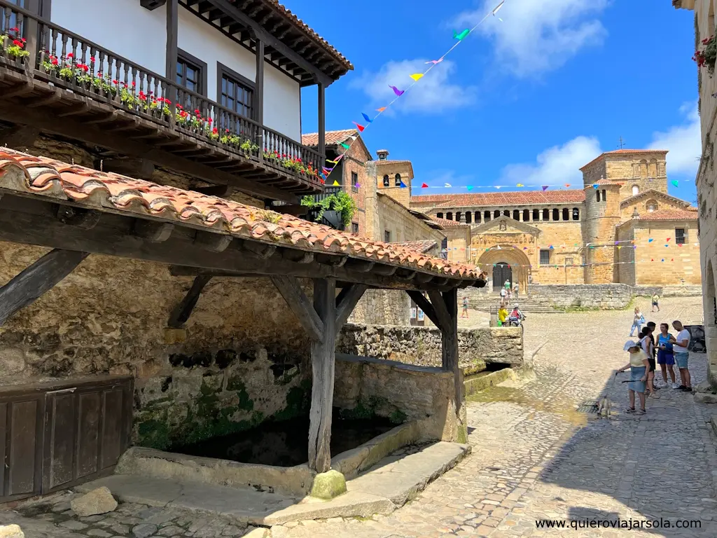 Lavadero en la calle principal de Santillana