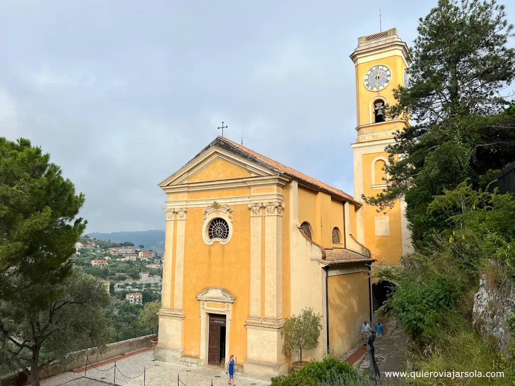 Exterior de la Iglesia de Èze, pintada de amarillo