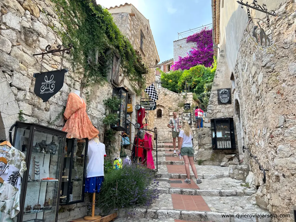 Calle con tiendas de souvenirs en Èze Village