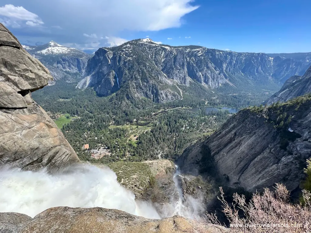 Vista del parque Yosemite desde lo alto de la cascada