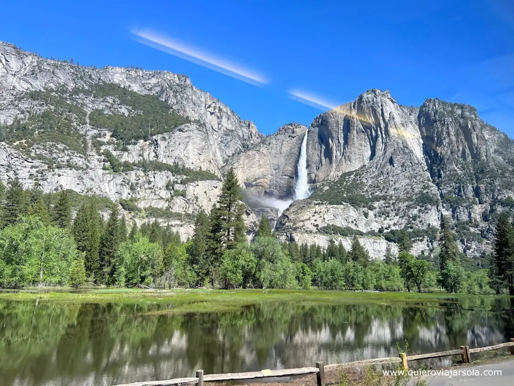 Una estampa de cascada y montaña de Yosemite