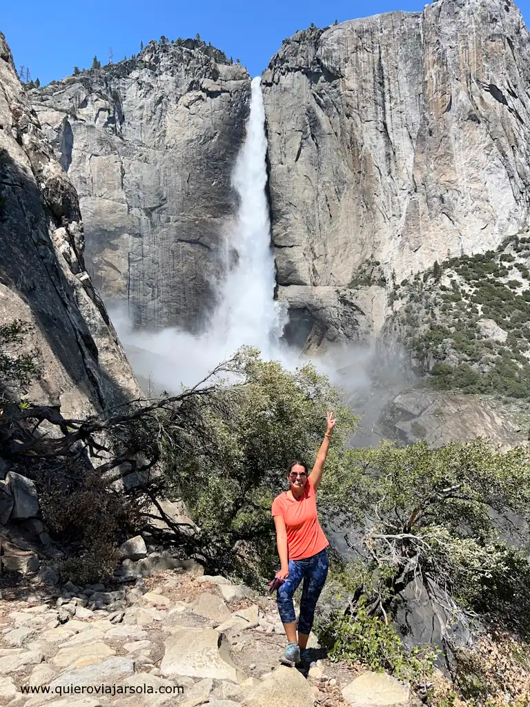 Yo posando con la cascada detrás haciendo el sendero Upper Yosemite Fall