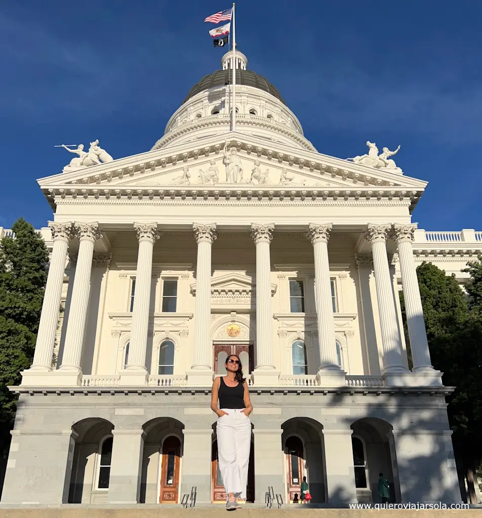 Yo junto al Capitolio de California en Sacramento