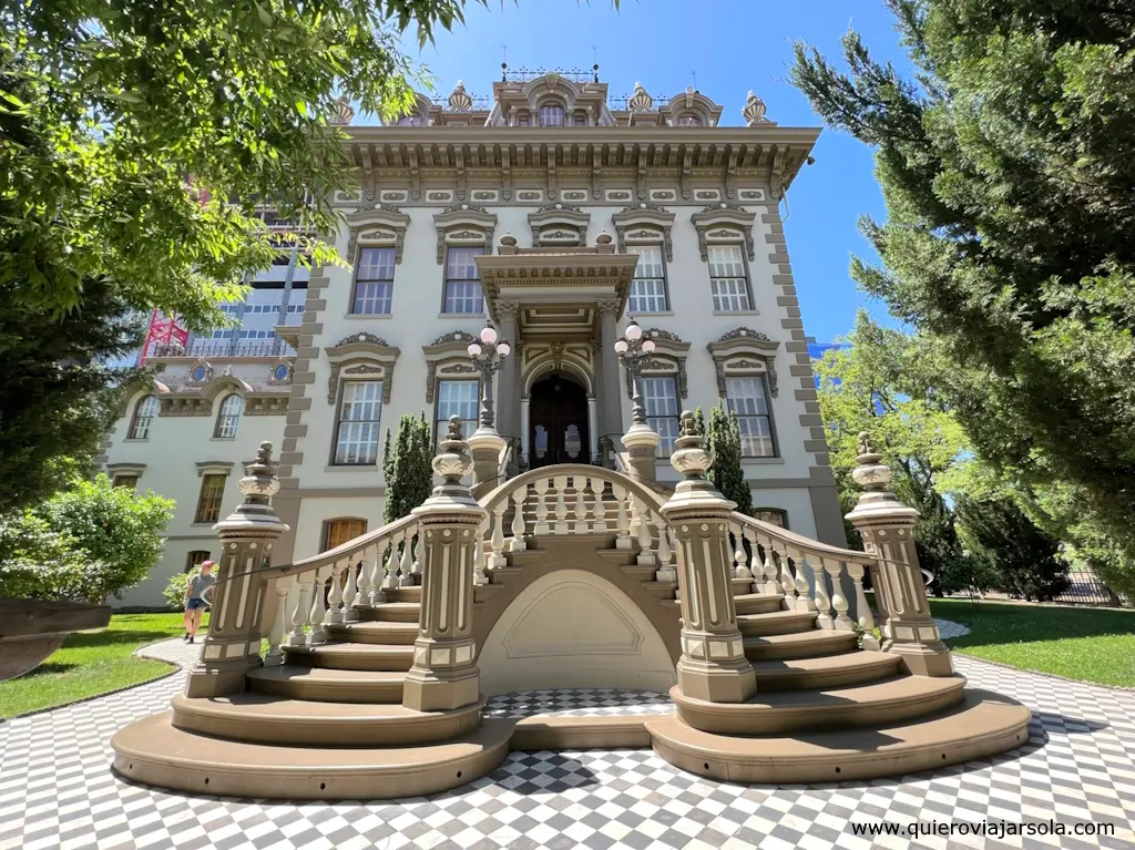 Vista de la fachada de la Stanford Mansion en Sacramento