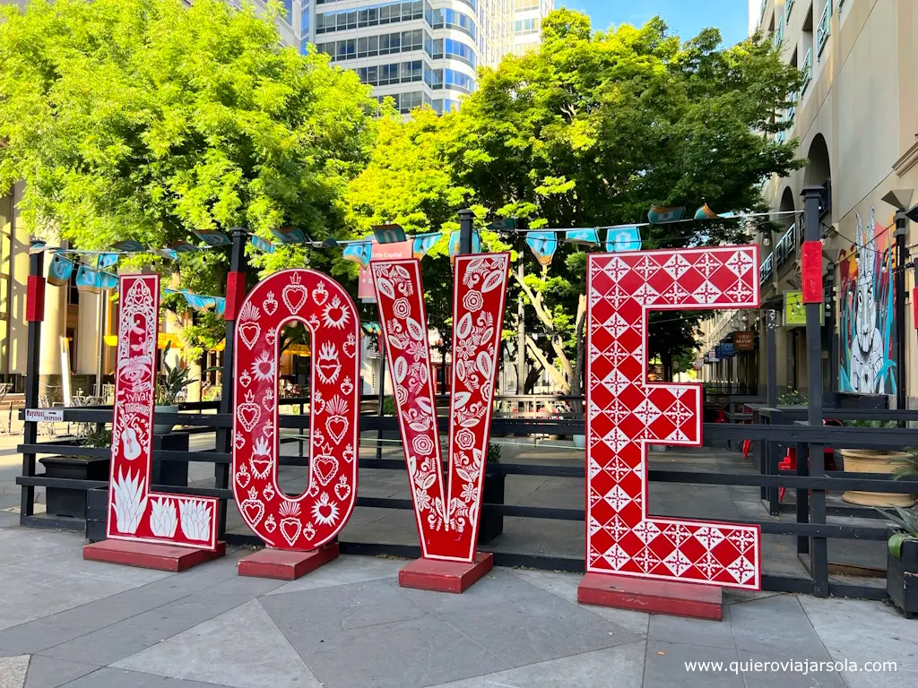 "Love" street art en una calle de Sacramento