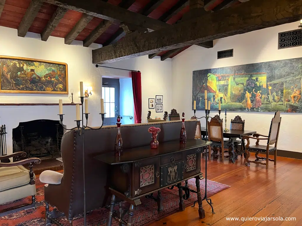 Interior de la casa museo Adobe Hill Carrillo en Santa Bárbara