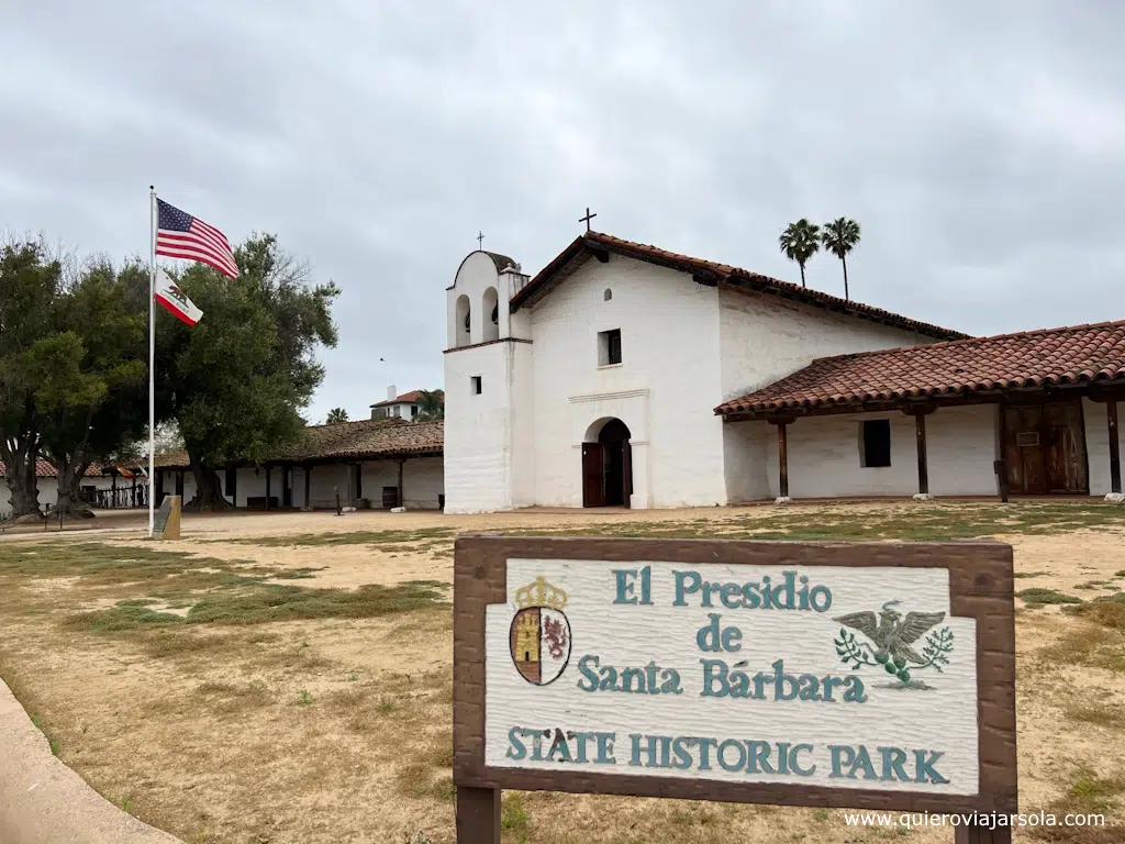 Cartel e iglesia del Presidio de Santa Bárbara