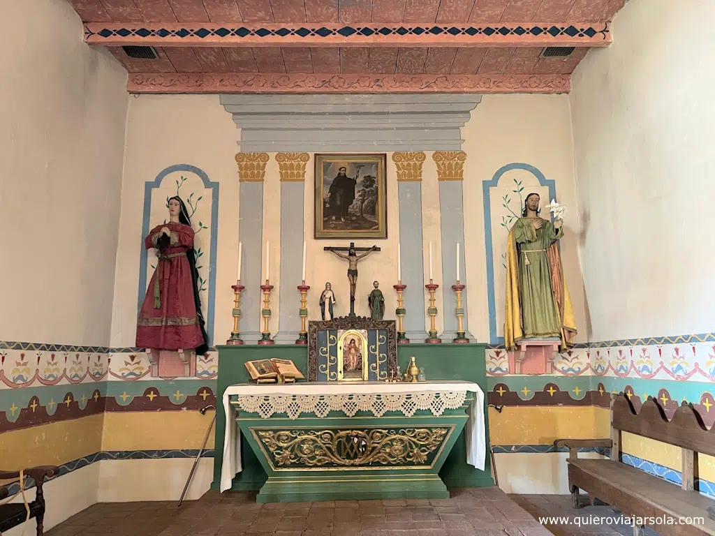 Colorida capilla de la misión de Sonoma