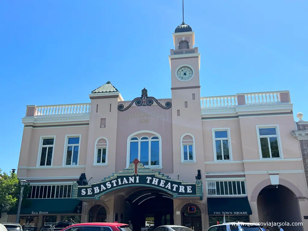 Fachada rosada del Teatro Sebastiani en Sonoma