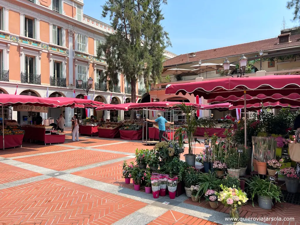 Puestos en el Mercado de La Condamine en Mónaco