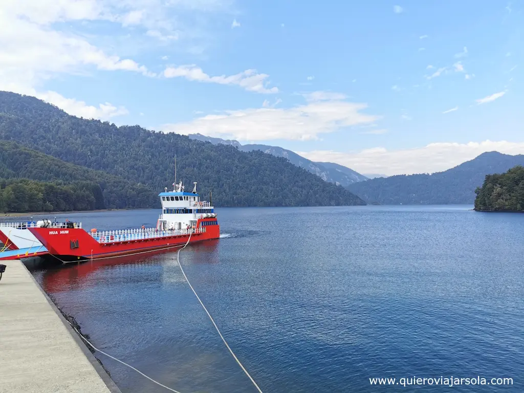 Lago Pirihueico en Puerto Fuy con el ferry atracado en el muelle