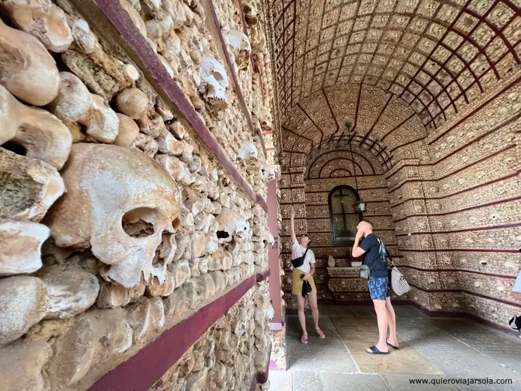 Interior de la Capela dos Ossos en Faro, donde se ven las calaveras