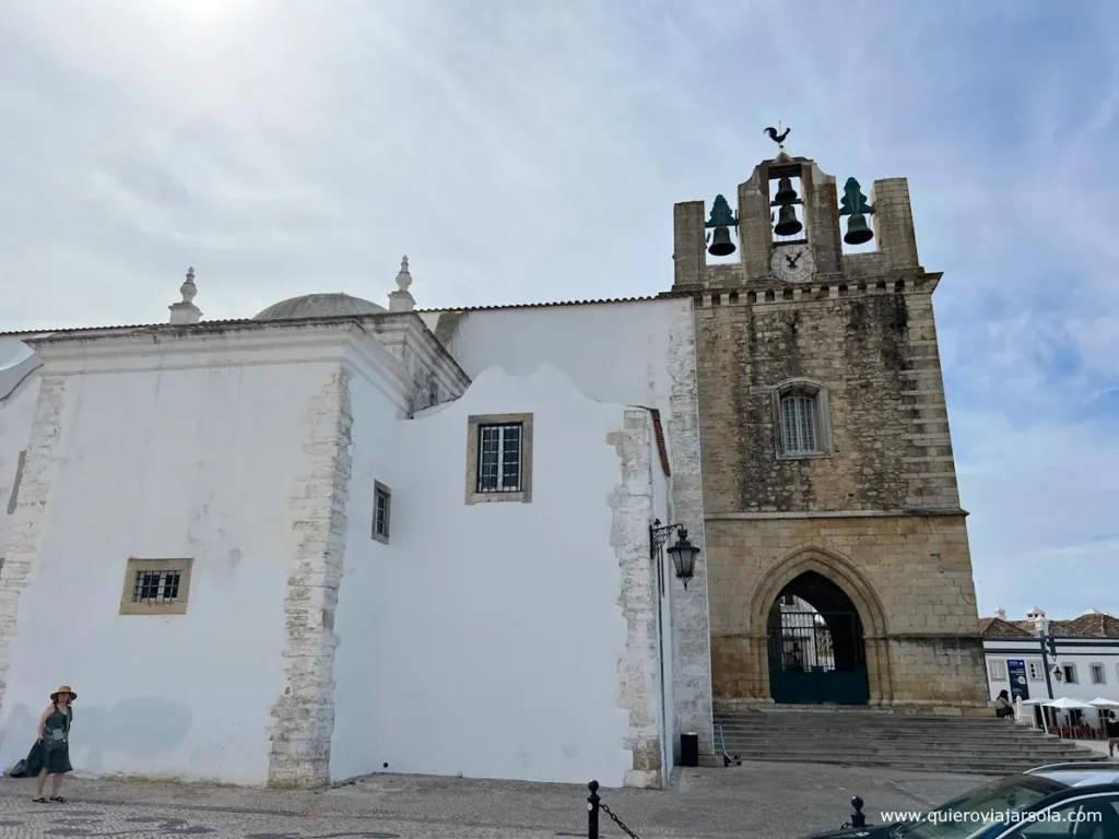 Fachada y torre de la Sé Catedral de Faro