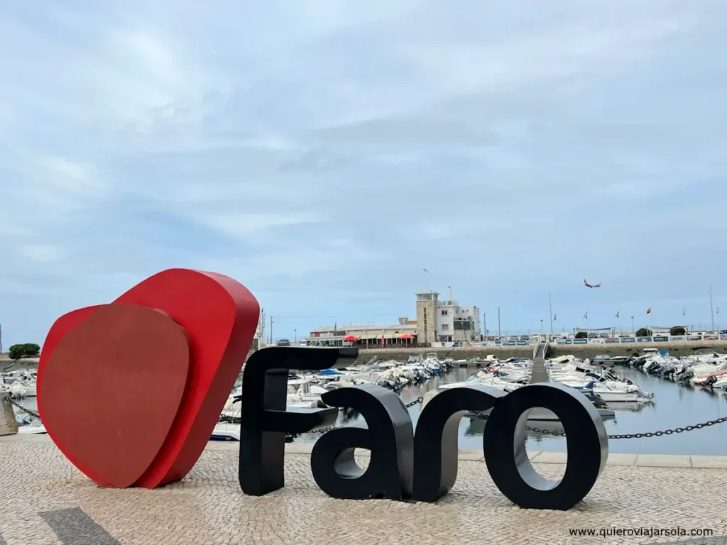 Letras de Faro junto al puerto de la ciudad