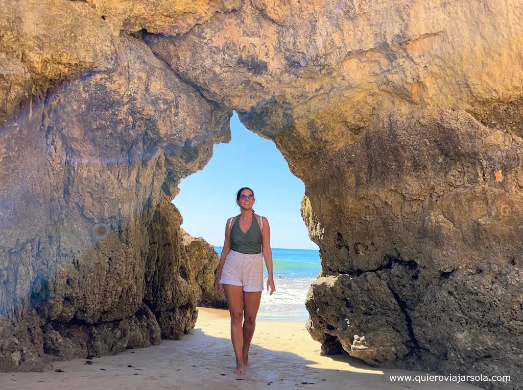 Yo atravesando un arco de roca en la praia Careanos de Portimao