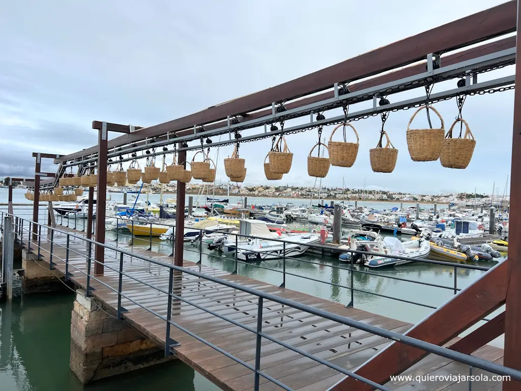 Cestas de pesca antiguas fuera del Museo de Portimao