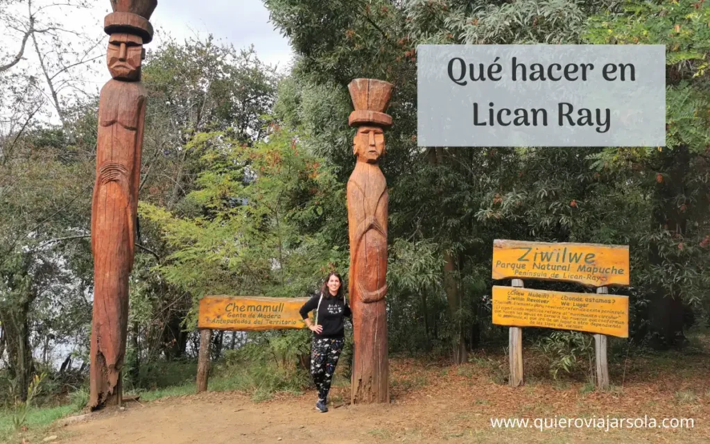 Yo junto a dos estatuas mapuches en el parque Ziwilwe de Lican Ray