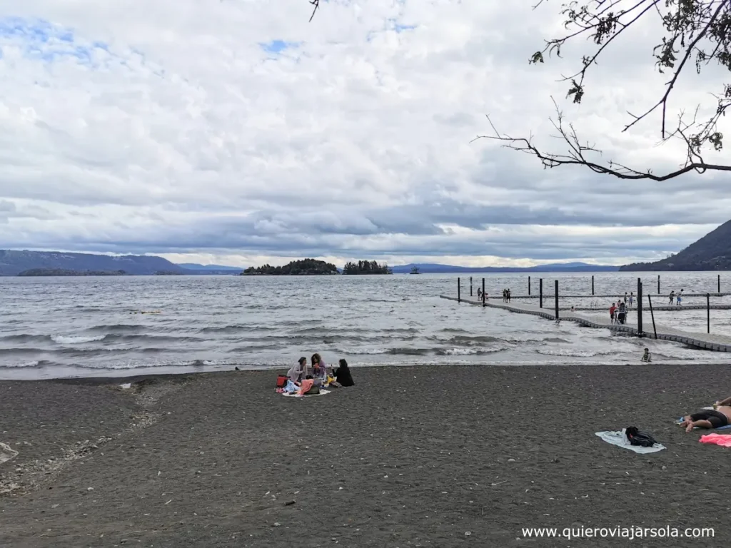 Playa en el Lago Calafquén en Lican Ray