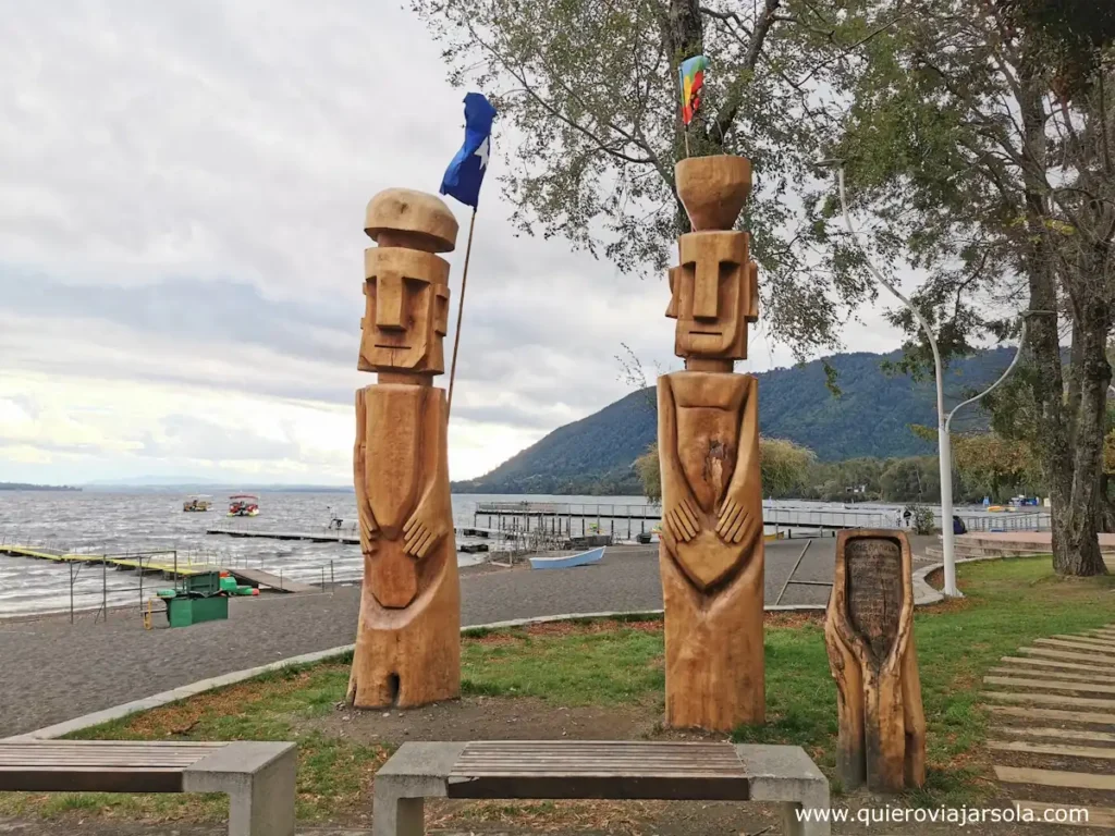 Esculturas mapuches en la Playa Grande de Lican Ray