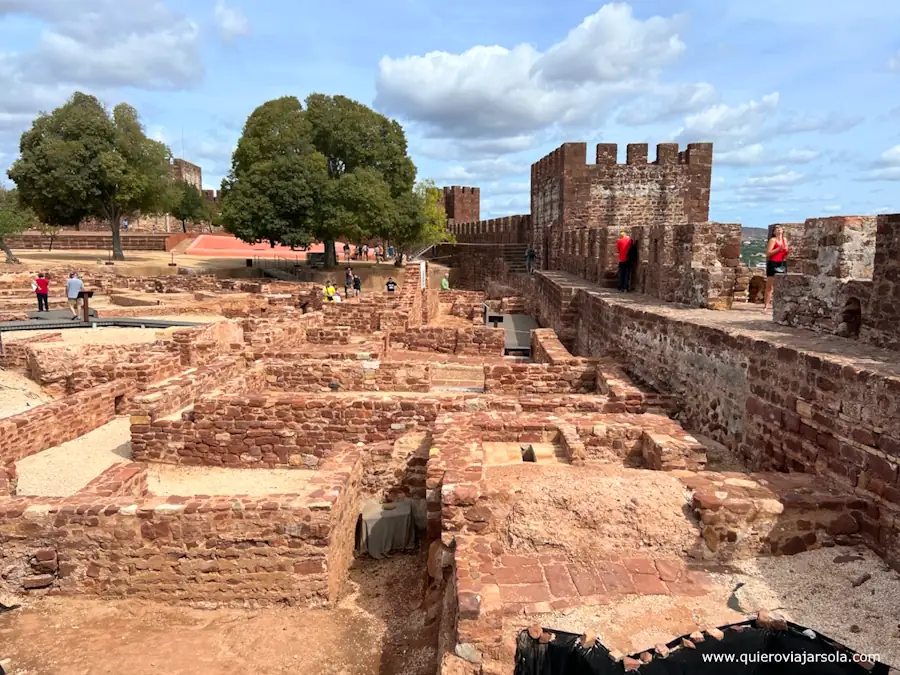 Murallas y restos de edificaciones en el Castelo 