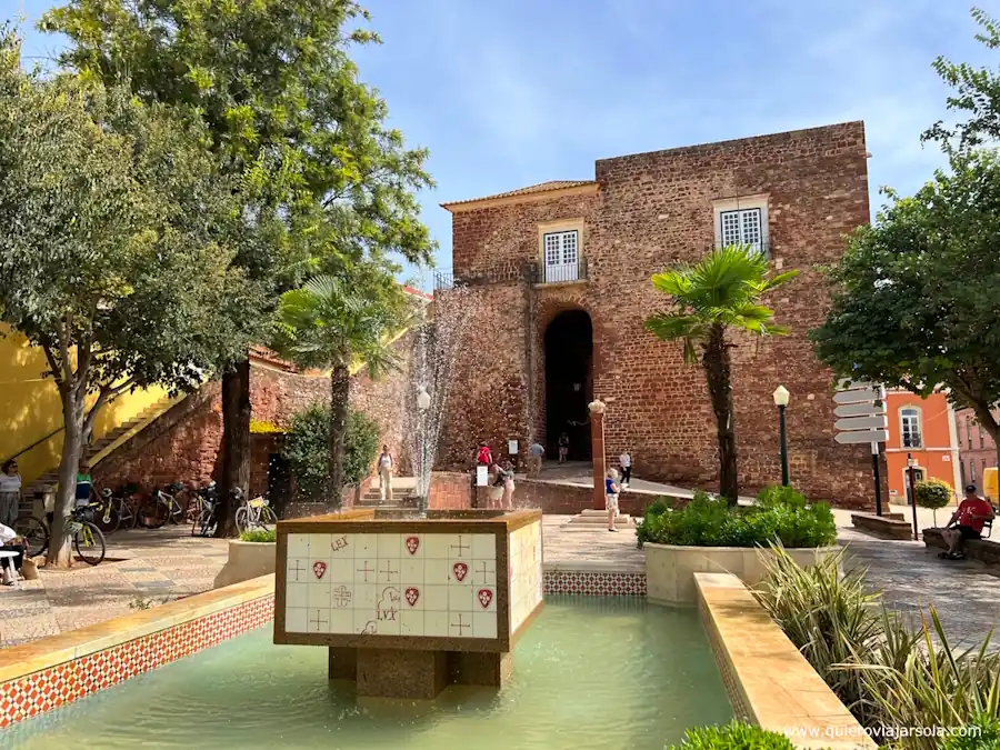 Plaza de las Portas da Cidade de Silves con la fuente en primer plano y las puertas al fondo