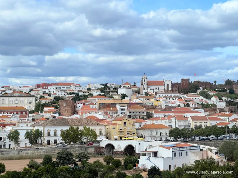 Vista de Silves desde la carretera, donde se aprecia su Catedral y Castillo