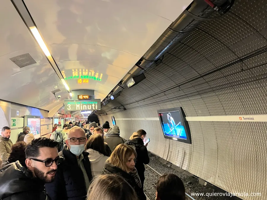 Esperando al metro en Roma Termini