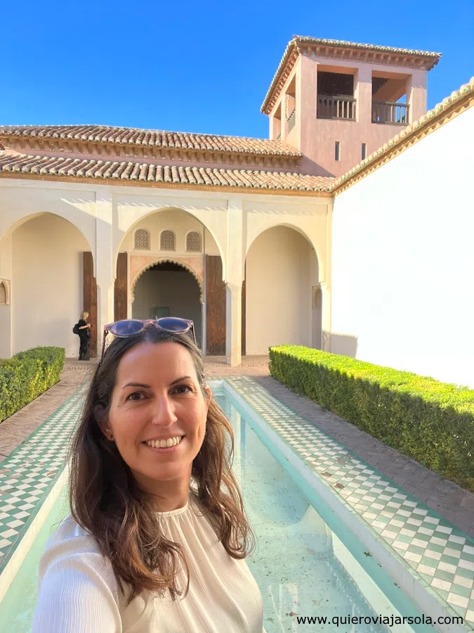 Yo en el interior de la Alcazaba, en un patio de los Palacios Nazaríes