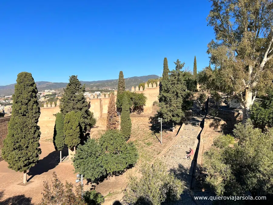 Interior del Castillo de Gibralfaro en Málaga, paseando por sus murallas