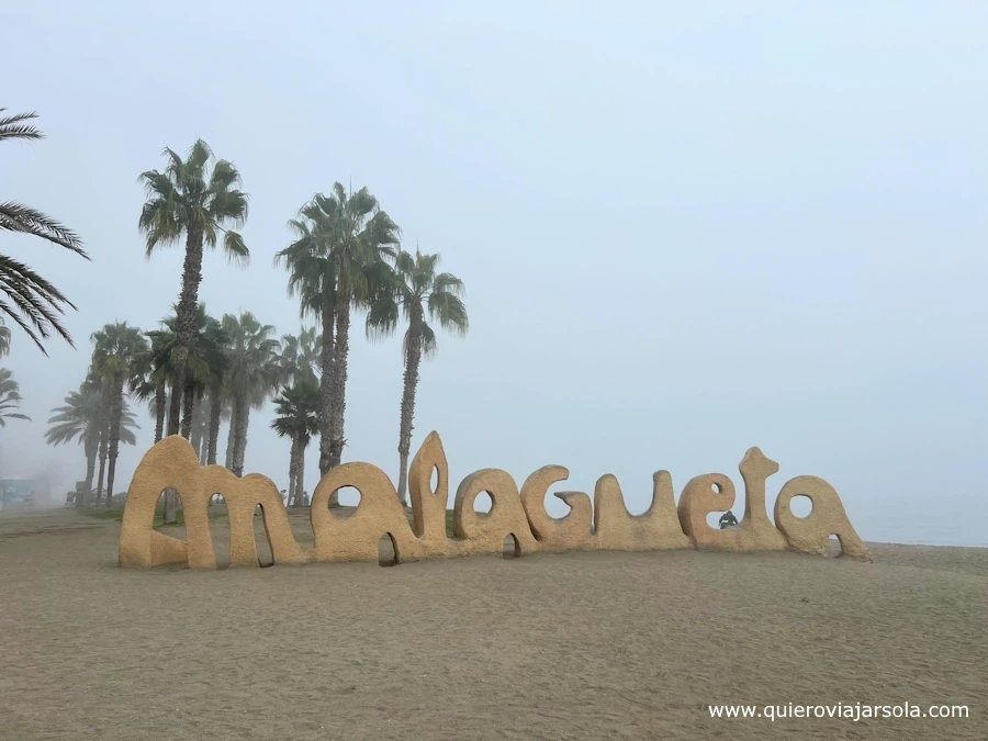 Letras de la Malagueta en la playa de Málaga en un día de niebla